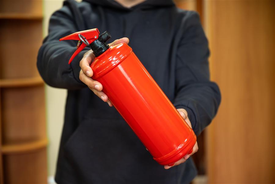 Technicien tenant un extincteur
